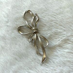 🎀 Vintage 80s Silver-Tone Bow Pin 🎀